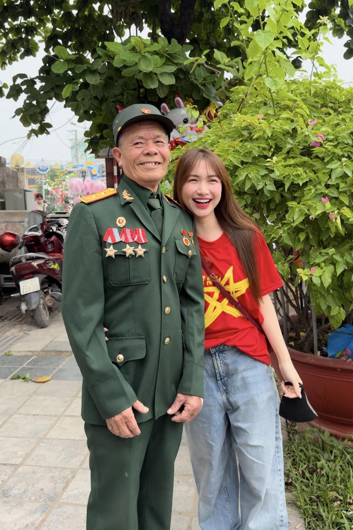 Ca sĩ Hòa Minzy đăng ảnh bên ông nội và viết: ''Ngàn đời nhớ ơn công lao của các anh hùng dân tộc, cảm ơn ông nội, thật vui khi được đưa ông lên đến Điện Biên trong ngày trọng đại của cả nước''.