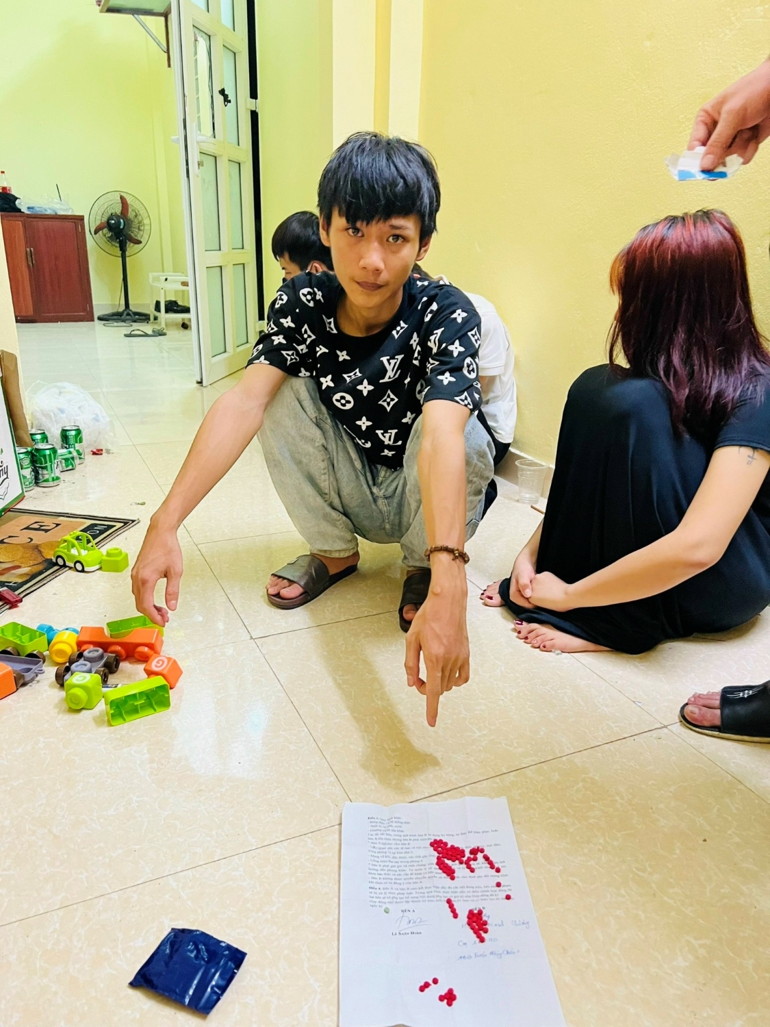 Hoàng Mạnh Chương bị lực lượng chức năng bắt giữ.