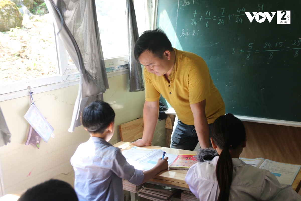 Còn thầy giáo gen Z Dương Văn Thành là giáo viên trẻ nhất ở xóm Cà Lò