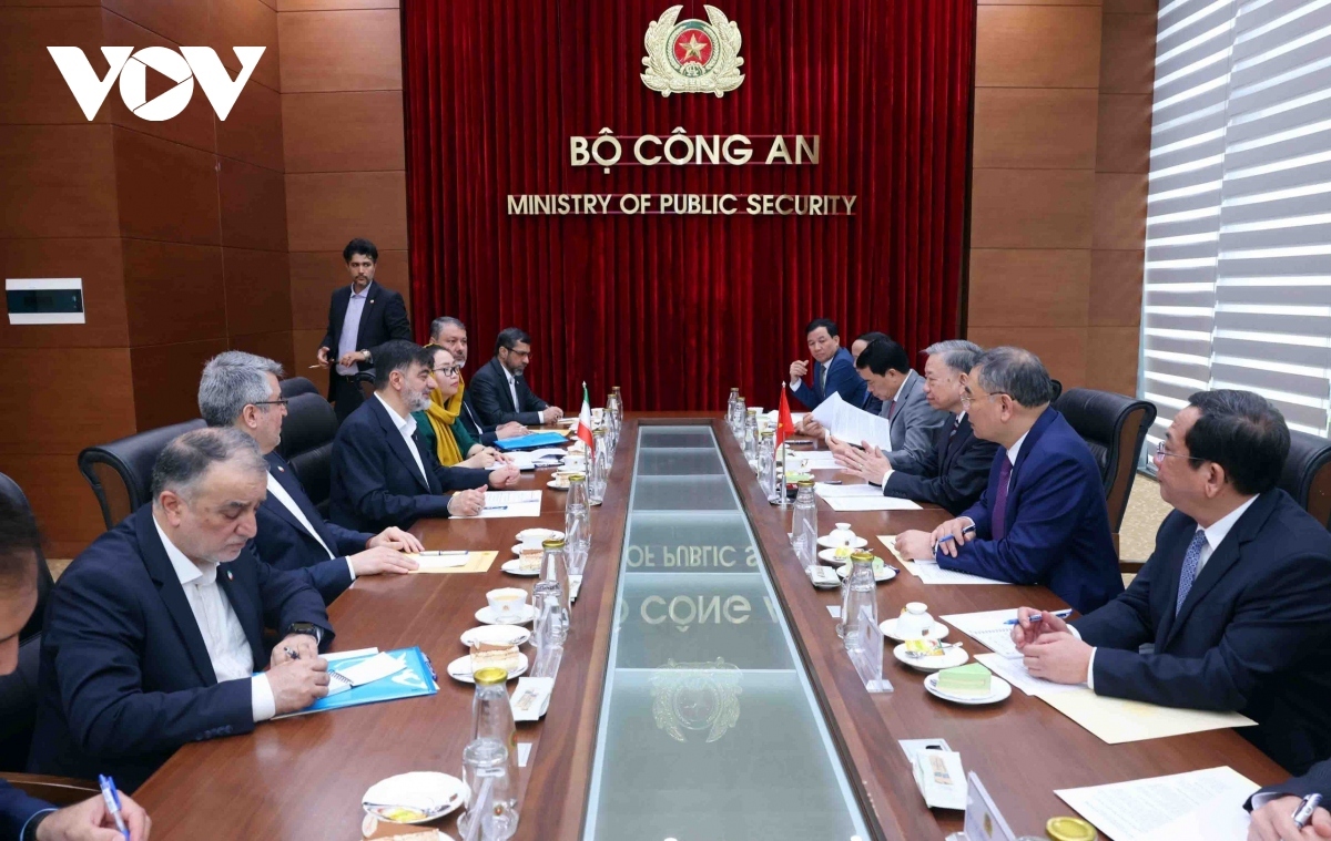 Phó Trưởng ban Thường trực Ban Nội chính Trung ương Võ Văn Dũng và ông Jeong Seung-yoon, Phó Chủ tịch kiêm Tổng thư ký Ủy ban Chống tham nhũng và Quyền công dân Hàn Quốc. Ảnh: Đặng Phước
