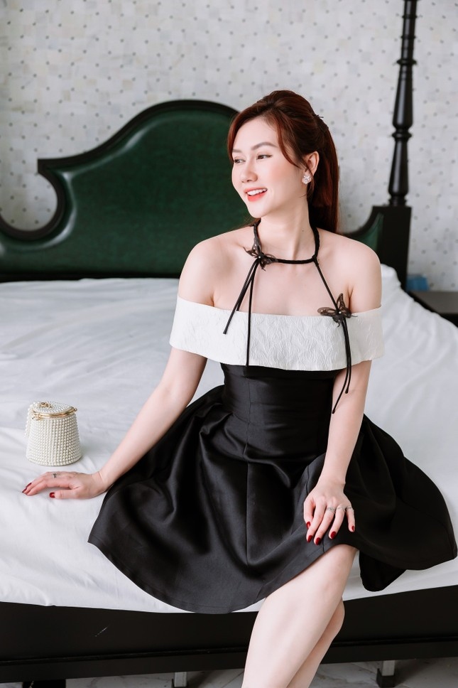 Ngày 3/5, mạng xã hội xôn xao thông tin bạn trai diễn viên Hương Giang là đồng nghiệp, từng tham gia chung dự án Bên hiếu bên tình. Hương Giang khẳng định bạn trai cô không hoạt động nghệ thuật. Nữ diễn viên cũng phủ nhận thông tin đang mang bầu như dự đoán của một số cư dân mạng. “Tôi yêu đời, ăn ngon, ngủ ngon nên tăng cân chứ không phải mang bầu như mọi người suy đoán”, Hương Giang nhấn mạnh.