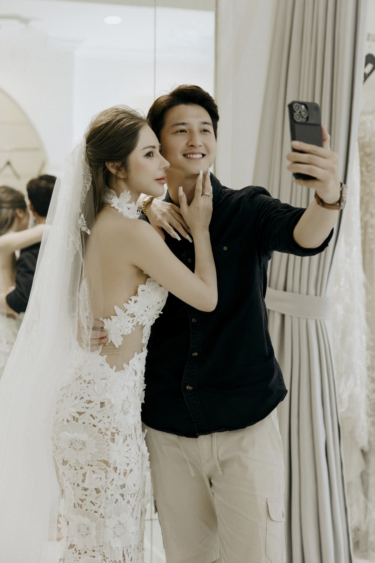Diễn viên Huỳnh Anh và bà xã Bạch Lan Phương thử nhiều trang phục để chuẩn bị cho bộ ảnh pre-wedding trước ngày trọng đại.
