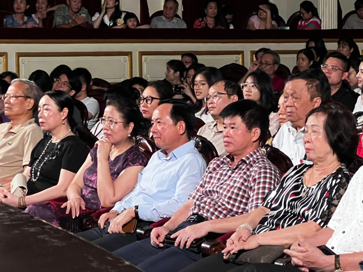 Các đại biểu xúc động theo dõi vở diễn.