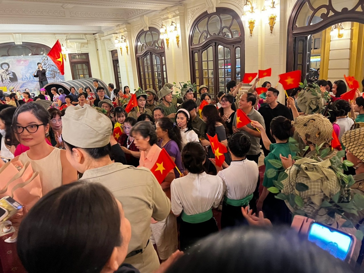 Mệnh lệnh từ trái tim” công diễn đúng dịp kỷ niệm non sông Bắc Nam tròn vẹn một nhà - là một hạnh phúc khó nói bằng lời”, NSND Lệ Ngọc nói