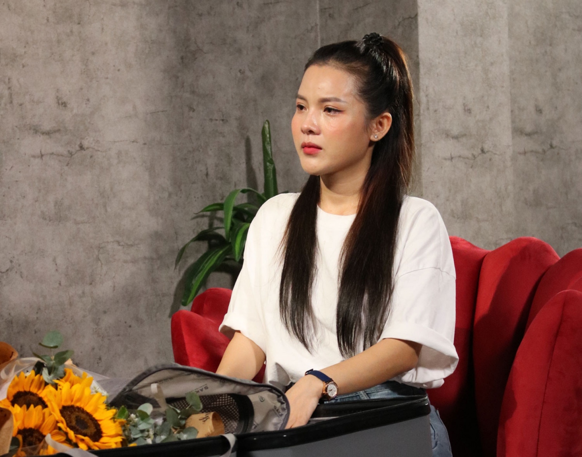Ca sĩ Yến Nhi - thành viên nhóm Mắt Ngọc khóc chia sẻ sự nghiệp và chuyện tình cảm luôn gặp điều buồn, bị phụ tình, vỡ nợ.