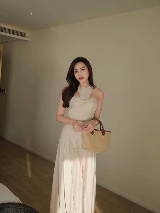 Hoa hậu Đỗ Hà đã đăng tải những hình ảnh mới trên trang cá nhân. Nàng hậu gốc Thanh Hoá lộ diện tươi tắn dịu dàng khi mặc chiếc váy có thiết kế thướt tha nữ tính.