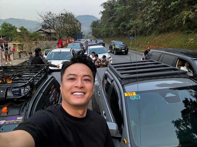 Hồng Đăng liên tục chia sẻ những động thái mới trên mạng xã hội. Nam diễn viên sinh năm 1984 còn tổ chức buổi livestream review những tính năng, ưu điểm của chiếc xe ô tô cùng với vài người bạn của mình trên trang cá nhân.