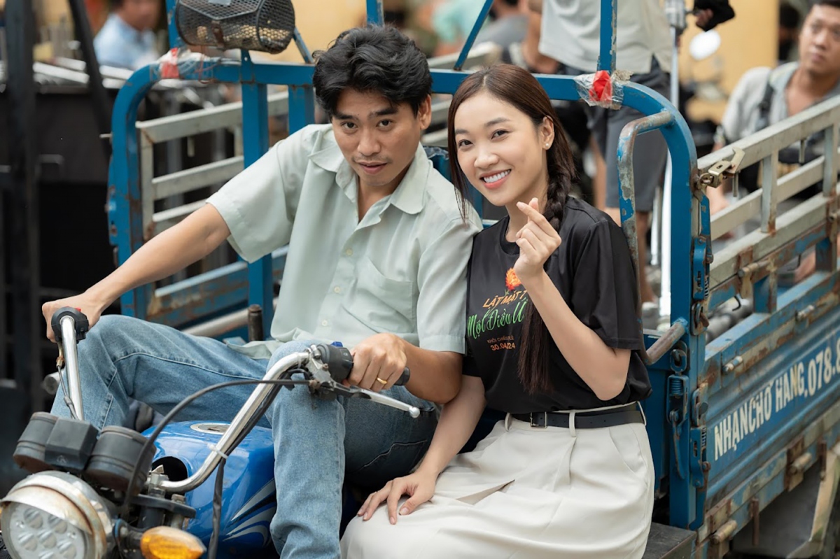 Cậu út Sáu Tâm (Kim Hải) và vợ (Lê Thu) trong "Lật mặt 7".