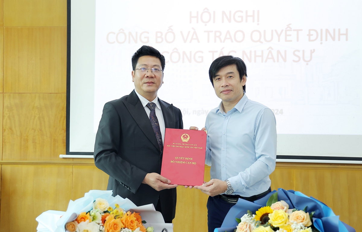 PGS.TS Nguyễn Huy Phương, Chủ tịch Hội đồng trường Học viện Âm nhạc quốc gia Việt Nam đã chúc mừng và trao Quyết định cho NSND Quốc Hưng.