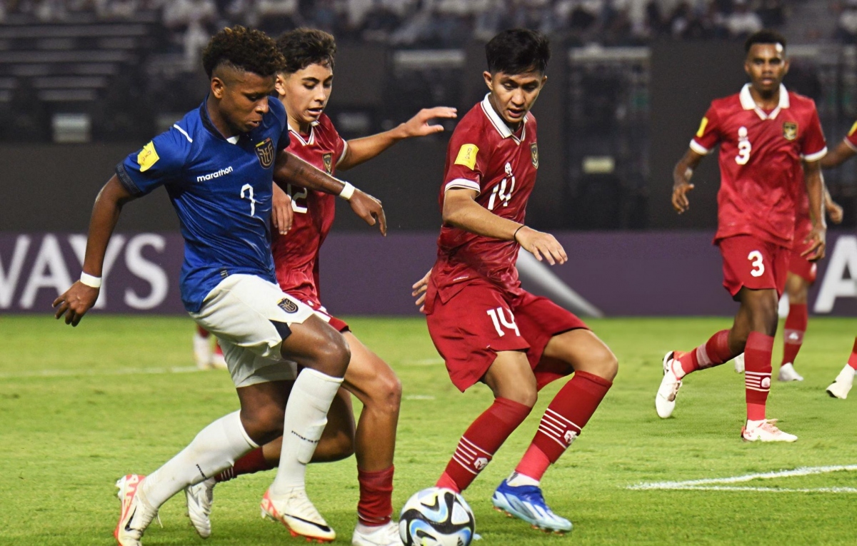 Các cầu thủ U17 Indonesia (áo đỏ) thi đấu tại U17 World Cup 2023. (Ảnh: Getty) 