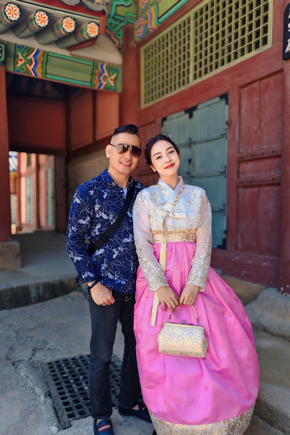 Hoa hậu Jennifer Phạm và ông xã - doanh nhân Đức Hải - tình tứ trong chuyến du lịch cùng các con ở Hàn Quốc. Gia đình Hoa hậu châu Á tại Mỹ 2006 cùng nhau đi một số điểm du lịch nổi tiếng của xứ sở kim chi như: đảo Nami, công viên Everland, cung điện Gyeongbokgung...