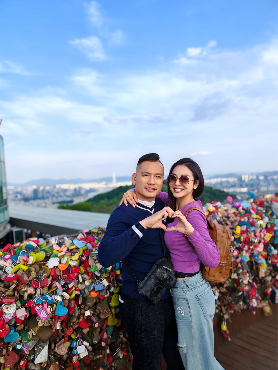 Trên trang cá nhân, hoa hậu Jennifer Phạm chia sẻ những khoảnh khắc bên ông xã và các con trong chuyến du lịch Hàn Quốc. Cặp đôi gây ấn tượng với phong cách thời trang năng động, hiện đại. vợ chồng Jennifer Phạm còn đến thăm cầu tình yêu - nơi lưu giữ rất nhiều chiếc khóa kỷ niệm của các cặp đôi. Họ cùng nhau tạo dáng tình tứ giữa khung cảnh ấn tượng.
