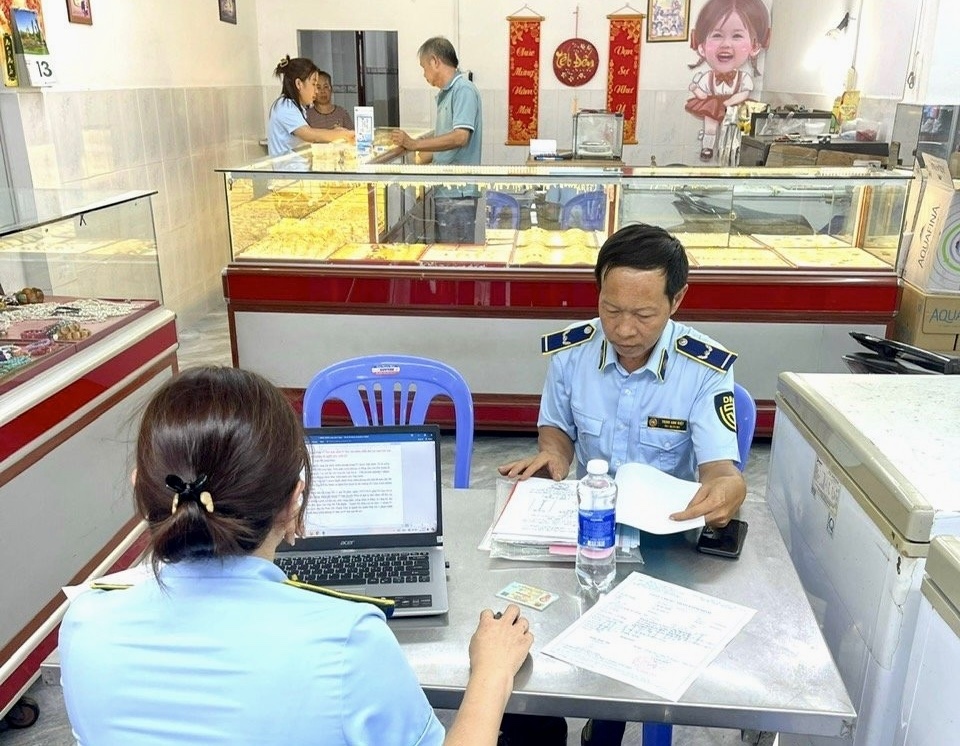 Cục quản lý thị trường Bà Rịa - Vũng Tàu kiểm tra doanh nghiệp kinh doanh vàng trên địa bàn (Ảnh: QLTT)