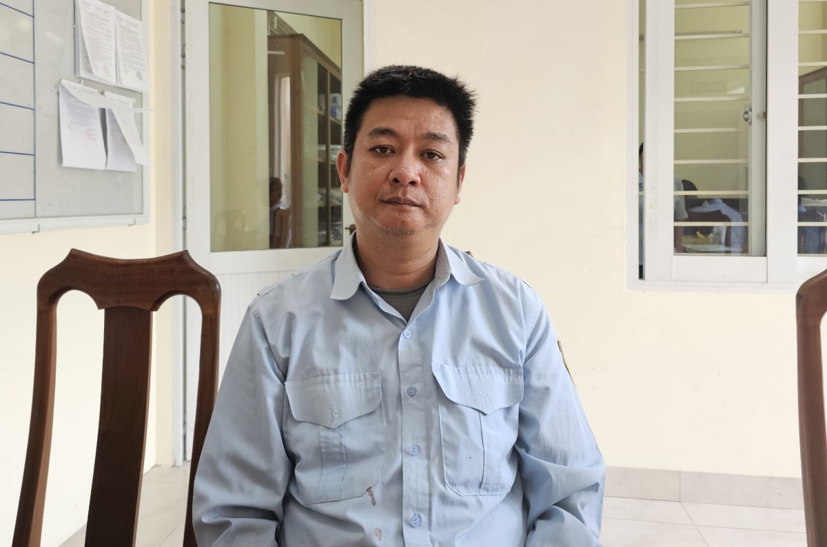 Anh Nguyễn Quốc Minh, nhân viên Đội Trật tự đô thị thành phố Quy Nhơn kể lại quá trình bị người phụ nữ bán nước dùng dao kề vào cổ.