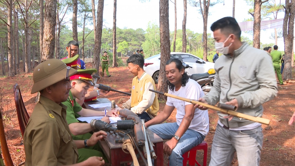 Kết hợp thu gom súng và vật liệu nổ khi tuyên truyền và diễn tập phòng chống cháy rừng