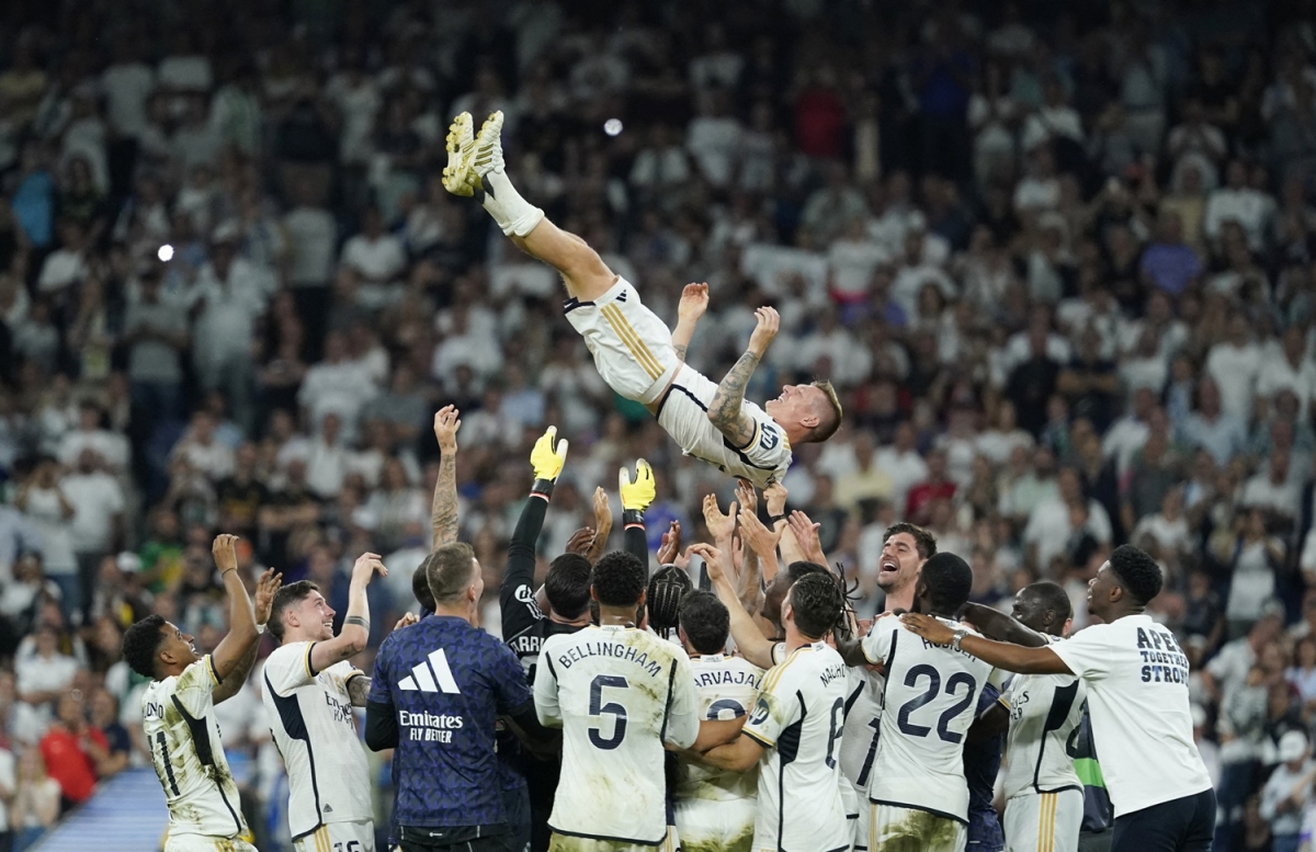 Các cầu thủ Real Madrid tri ân Toni Kroos. (Ảnh: Reuters)