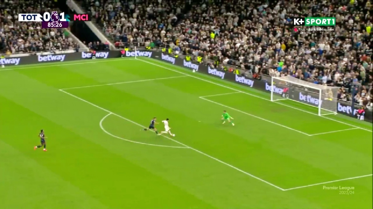 Stefan Ortega chính là người chiến thắng Son Heung-min ở pha đối mặt trực tiếp giúp Man City thoát thua.
