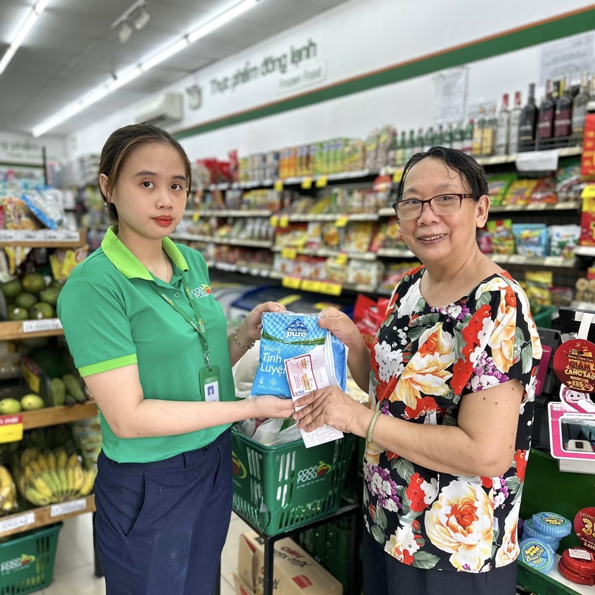 Khách hàng nhận quà từ CT Ghép thông điệp - Nhận quà vui