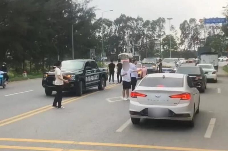 Đoàn xe sang rước dâu dừng, đỗ trái phép trên đường ở Hải Dương để chụp ảnh