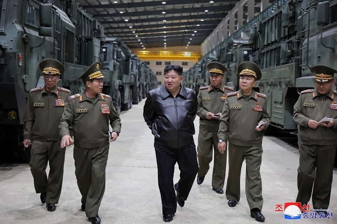 Chủ tịch Triều Tiên Kim Jong-un đi thị sát hệ thống vũ khí tên lửa chiến thuật. Ảnh: KCNA