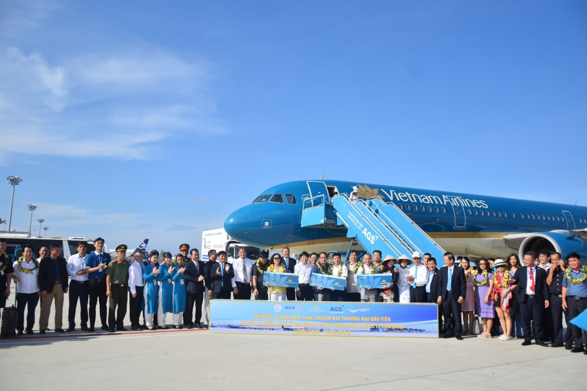 Kỷ niệm 20 năm Vietnam Airlines mở đường bay dến Khánh Hòa.