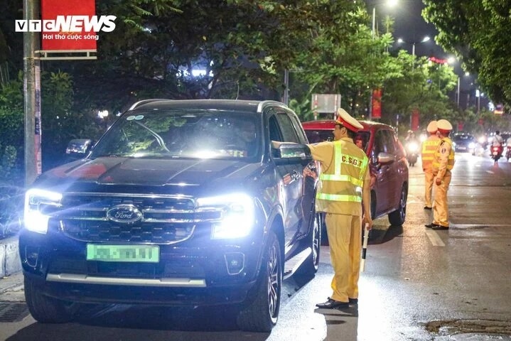 Cảnh sát kiểm tra nồng độ cồn với các phương tiện di chuyển theo hướng Láng - Ngã Tư Sở.