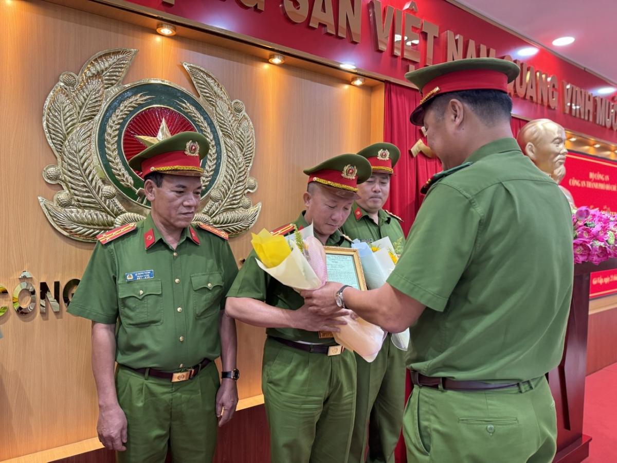 Lãnh đạo Công an TP.HCM khen thưởng nóng đối với những tập thể, cá nhân xuất sắc trong đấu tranh, triệt phá 3 chuyên án. (Ảnh: CACC)