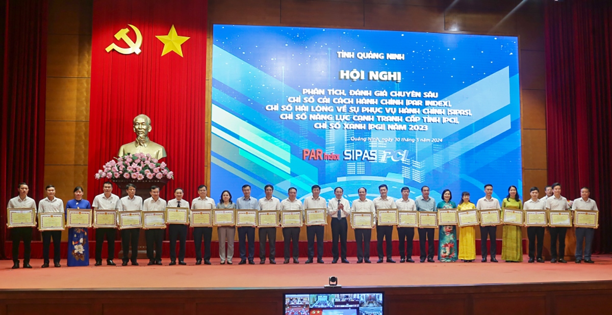 Lãnh đạo tỉnh Quảng Ninh khen thưởng nhiều tập thể, cá nhân đóng góp vào quá trình cải cách thời gian qua.