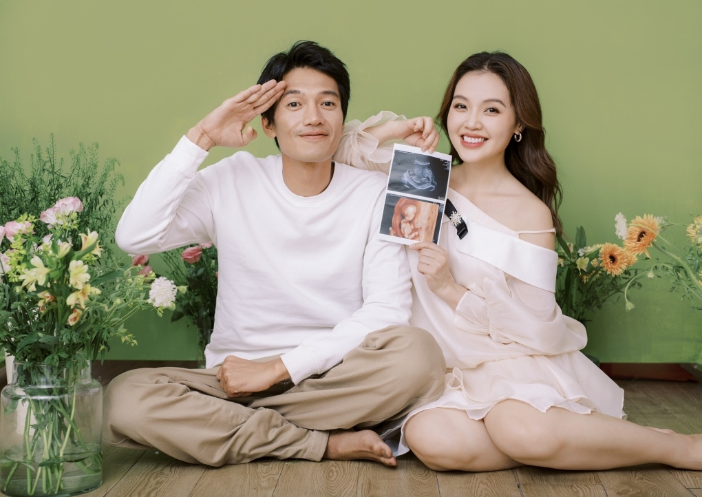 Ca sĩ Linh Phi, bà xã diễn viên Quang Tuấn, xác nhận mang bầu em bé thứ hai được ba tháng. Tin vui được Linh Phi hé lộ đúng dịp kỷ niệm 8 năm ngày cưới.