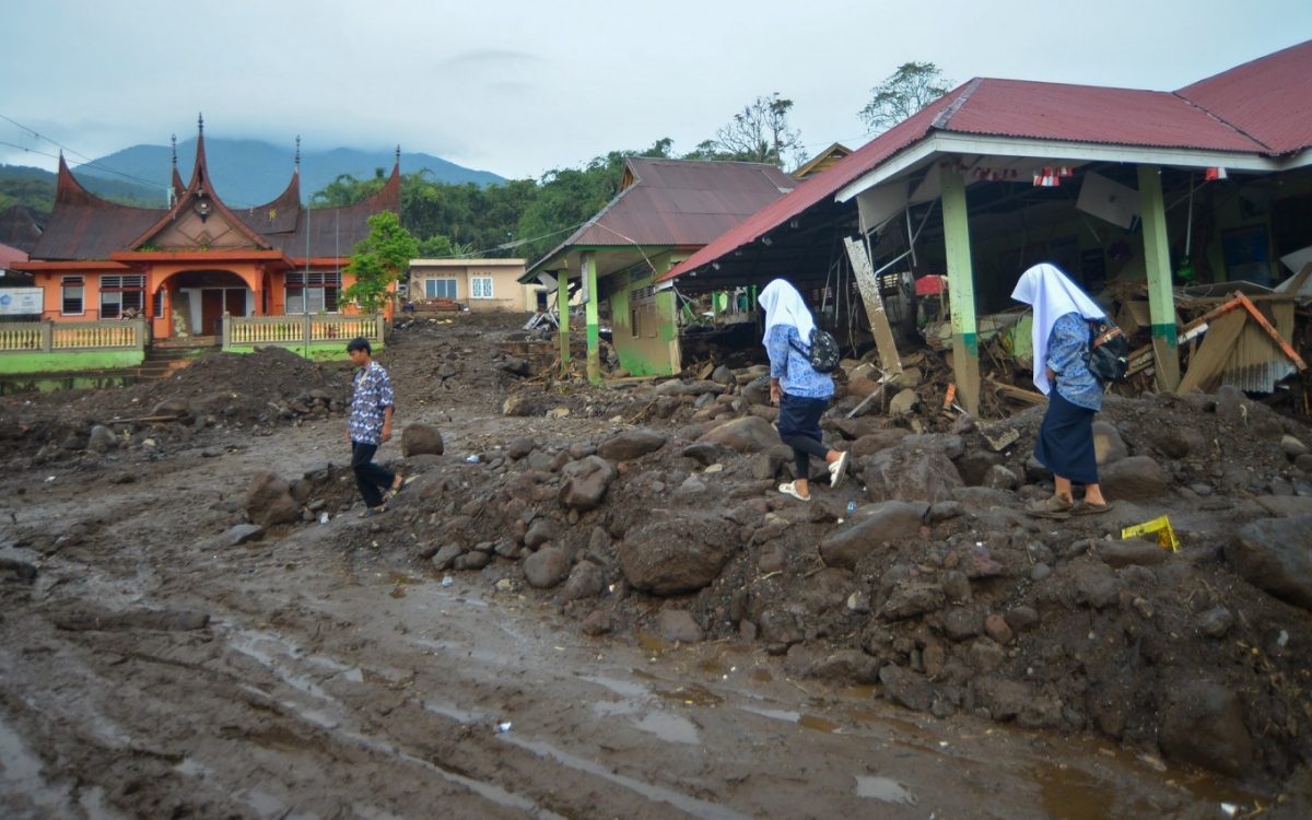 Hậu quả lũ dung nham ở Indonesia. Ảnh: Antara.