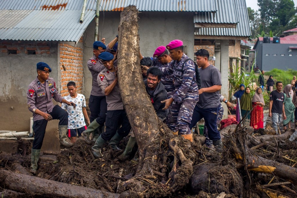 Lực lượng cứu hộ Indonesia đang tích cực tìm kiếm người mất tích. Ảnh: AFP