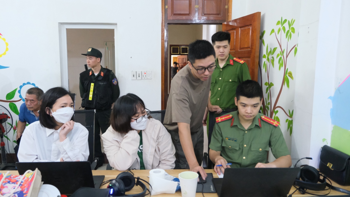 Lực lượng chức năng tiến hành phân loại, khám xét hiện trường