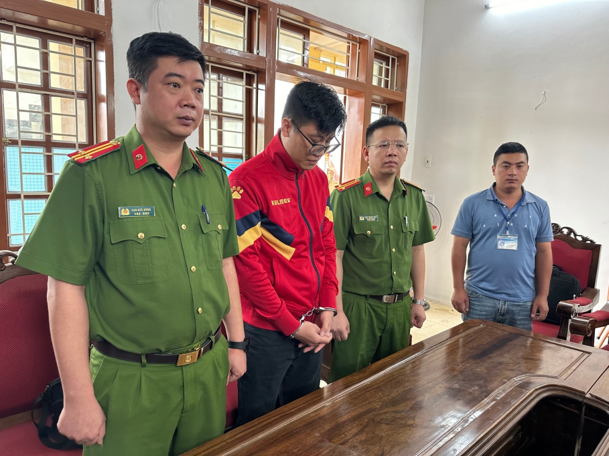 Đối tượng Lò Minh Phương (áo đỏ) 