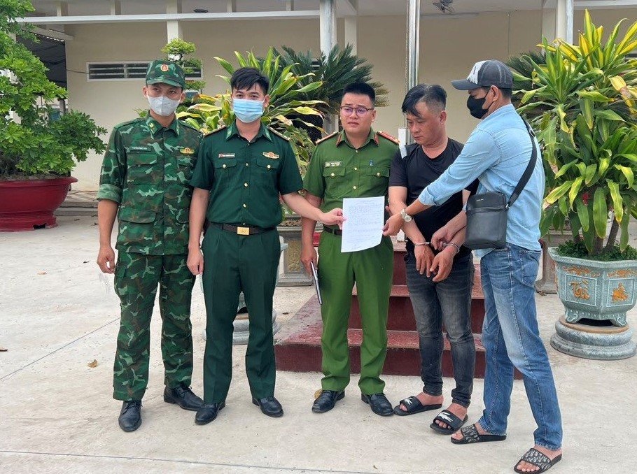 Lực lượng Biên phòng Mỹ Quý Tây bàn giao Ngô Hùng Mạnh cho Công an Quận 5 (ảnh CA cung cấp)