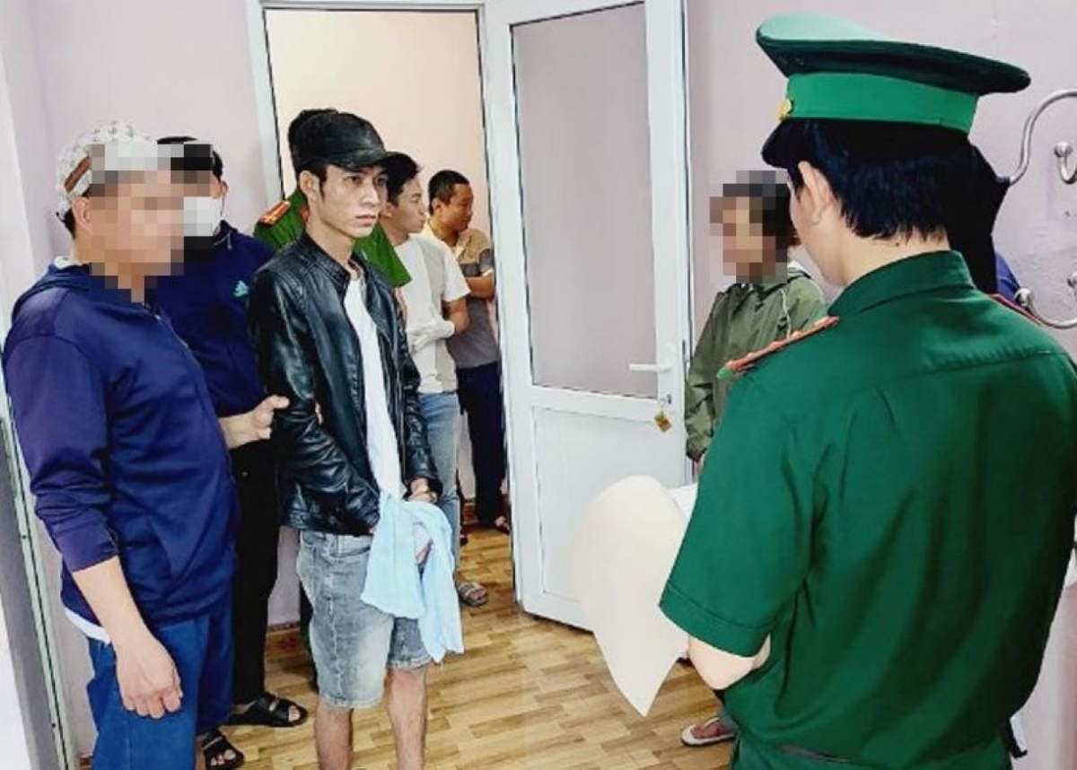 Lực lượng chức năng khám xét nhà ở của đối tượng Trần Hữu Cương.