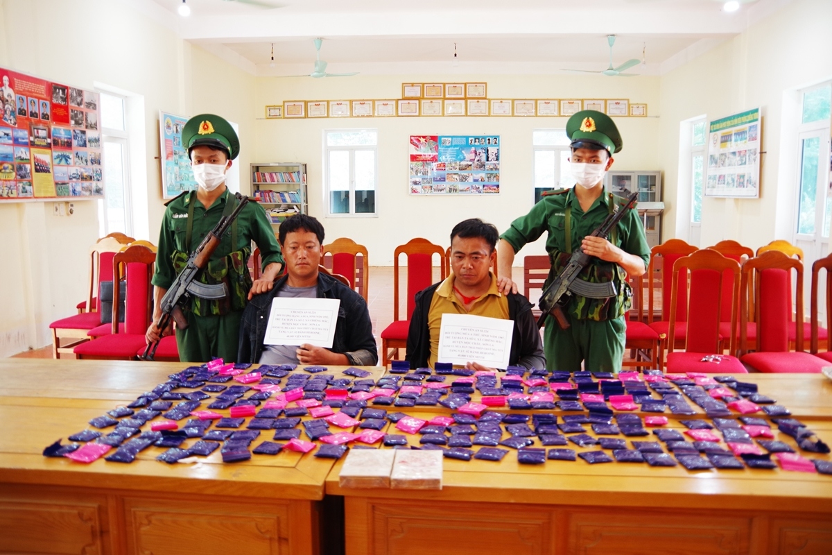 Đối tượng Mùa A Thú và Hạng A Dua cùng tang vật