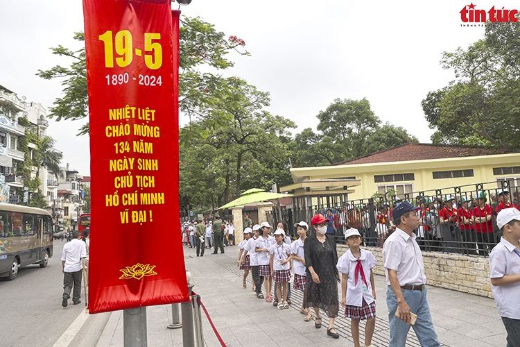 At the gate of the Mausoleum on Ngoc Ha street, thousands of people queue up in long lines as they wait their turn to enter the site.