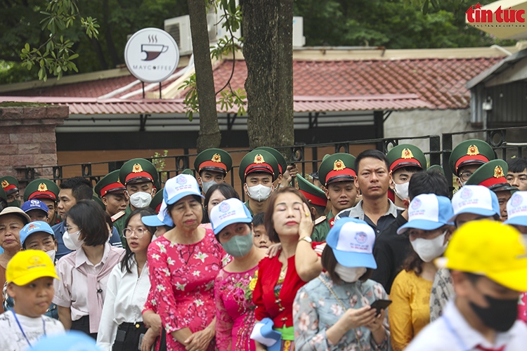 Despite enduring blazing sunshine, visitors flock to the Mausoleum to express their gratitude to President Ho Chi Minh, an individual who devoted his entire life to the cause of national independence and freedom.