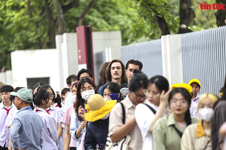 Foreign tourists also pay a visit to the Ho Chi Minh Mausoleum in Hanoi on May 18.