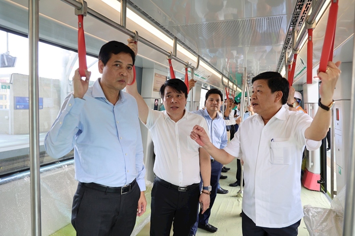 Thứ trưởng Bộ Xây dựng Bùi Xuân Dũng và Phó Chủ tịch UBND thành phố Hà Nội Dương Đức Tuấn cùng đoàn kiểm tra các toa tàu dọc tuyến Metro.