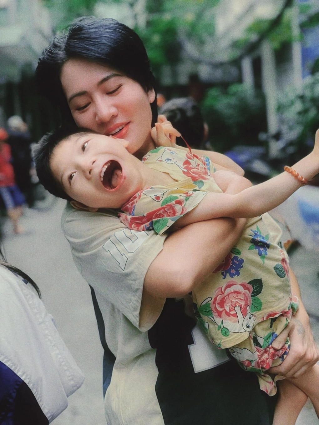 Diễn viên Minh Cúc gây xúc động khi đăng ảnh mừng sinh nhật con gái bị bại não tròn 14 tuổi. Cô gọi con bằng biệt danh Mụ và viết: "Bước sang tuổi 14 hay những năm về sau, Mụ vẫn luôn là em bé nằm gọn trong vòng tay của mẹ. Yêu Mụ hết cả con người và trái tim của mẹ. Cứ luôn yêu đời, khỏe mạnh và yêu thương mẹ, Mụ nhé!".