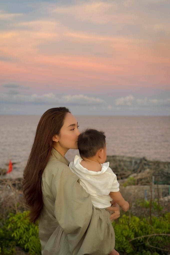 Diễn viên - ca sĩ Minh Hằng bế bé Mỡ ngắm bình minh trên đảo Phú Quý. Đến hòn đảo này vì niềm yêu thích lặn tự do, cô thỏa mãn đam mê và phải lòng cảnh sắc nguyên sơ trên đảo.