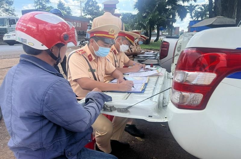 Một tổ công tác của Trạm Cảnh sát giao thông Suối Tre thực hiện nhiệm vụ (Ảnh: Công an tỉnh Đồng Nai)