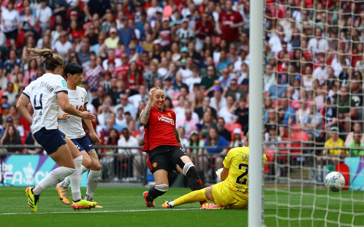 Đội nữ MU chơi áp đảo đội nữ Tottenham trong trận chung kết FA Cup nữ.