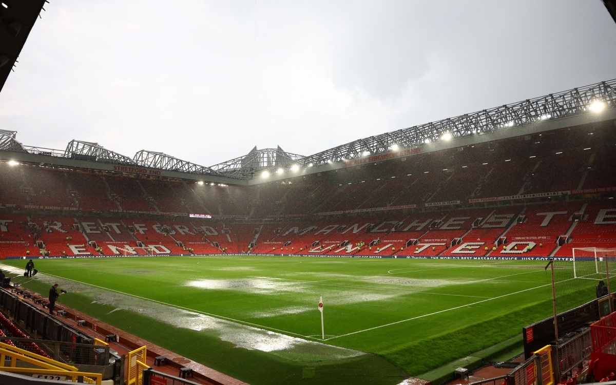 Trong khi đó, sân Old Trafford bị ngập trong mưa lớn vì cơ sở vật chất xuống cấp,