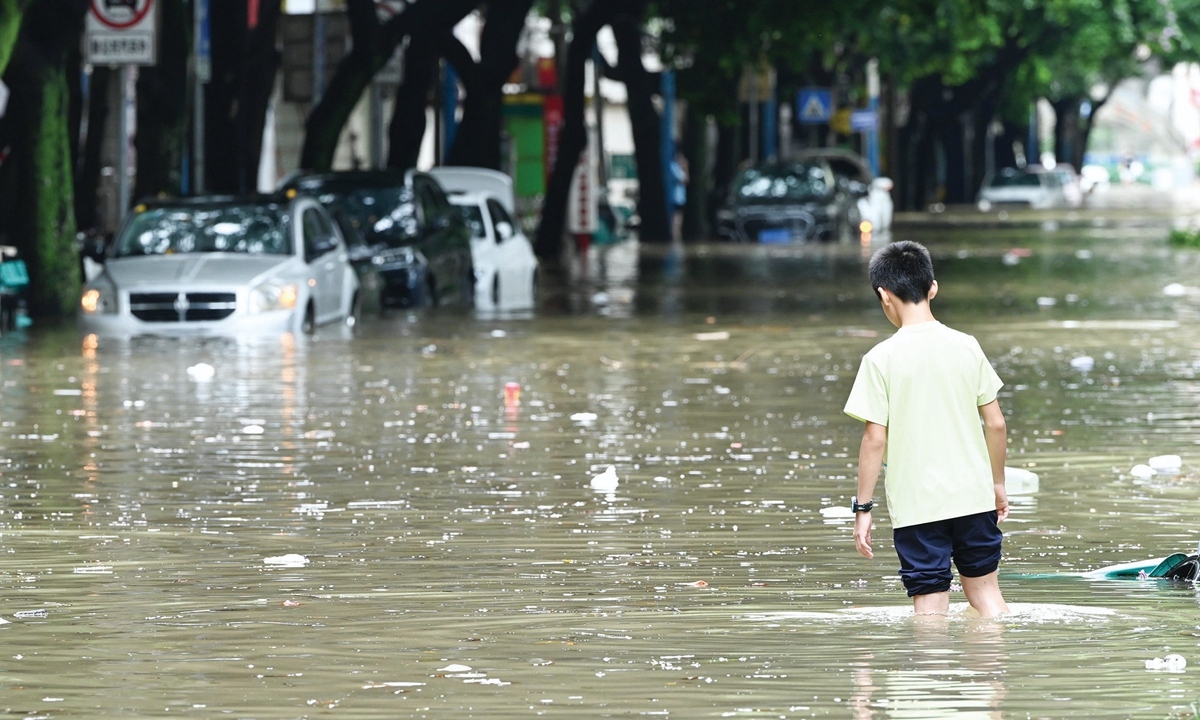 Mưa lớn gây ngập sâu ở Nam Ninh, Quảng Tây, miền Nam Trung Quốc ngày 19/5. Ảnh: VCG.