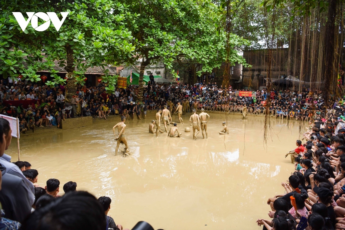 The three-day festival is held on the 12th, 13th, and 14th days of the fourth lunar month, or from May 19 to May 21 this year, in the backyard of Tam Giang Saint Temple to honour the victory of generals Truong Hong and Truong Hat over the Chinese Liang invaders.