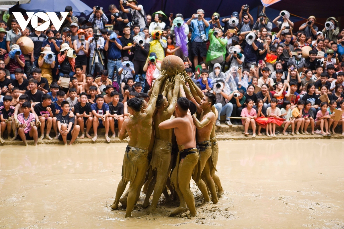 According to spirituality, each push of the ball into the pit symbolises the harmony of both the earth and heaven, as well as good weather and bumper harvest.
