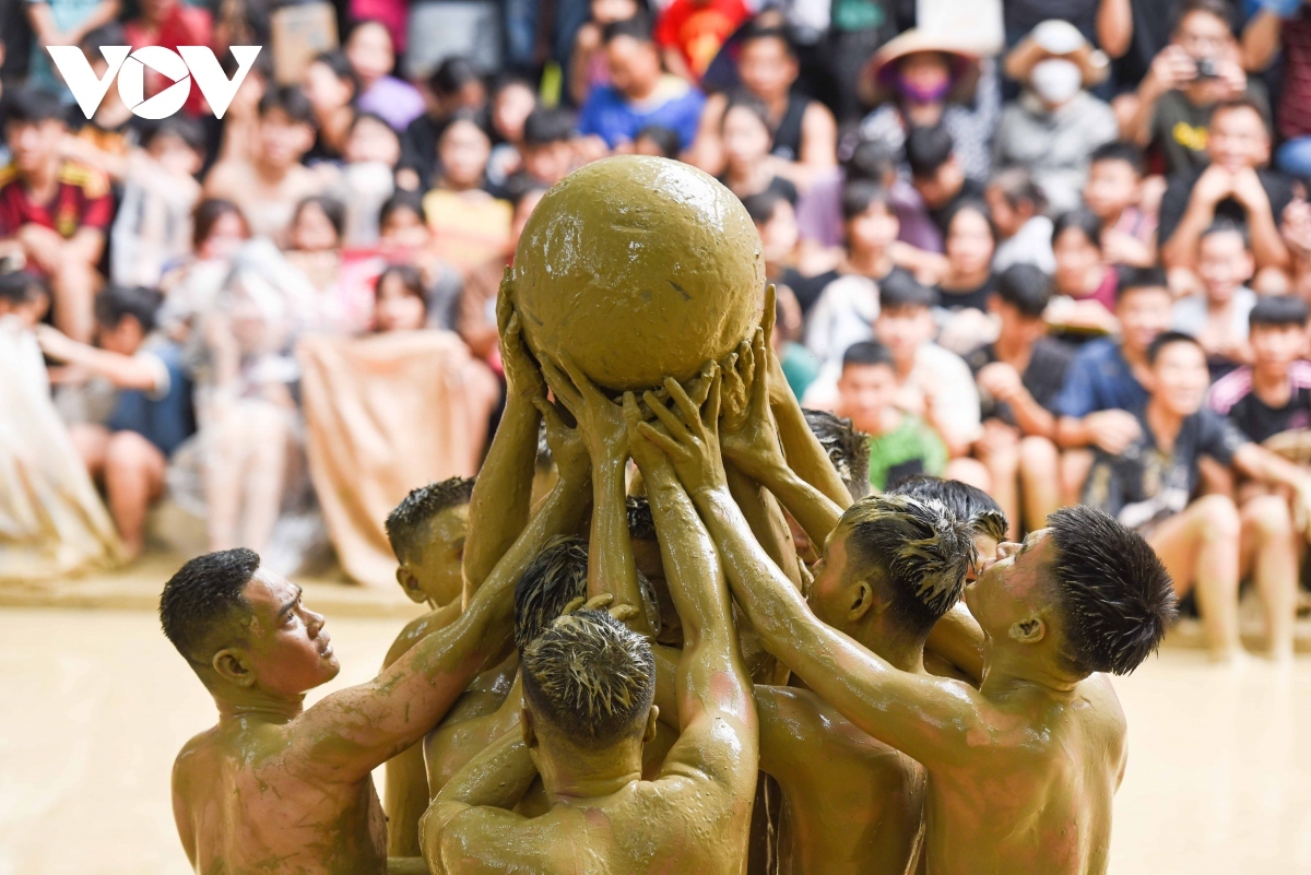 The ball represents the sun. Obtaining the ball also means winning the sun and getting the sunlight to help crops develop. The victory is therefore the top aspiration of farmers.