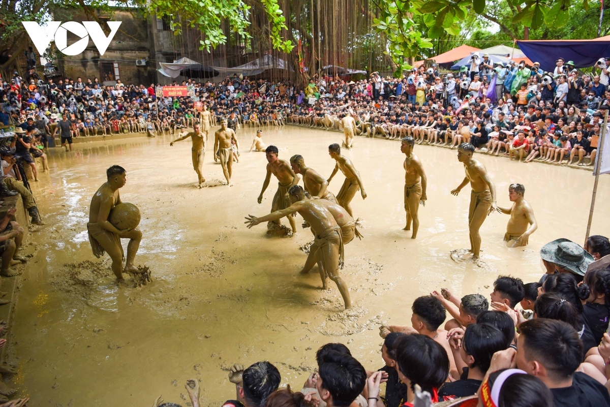 The court consists of two holes, with one hole on the east side where the sun rises and the other hole on the west side where the sun sets. According to folklore, if the east side wins then that year will see a bumper crop with good weather.